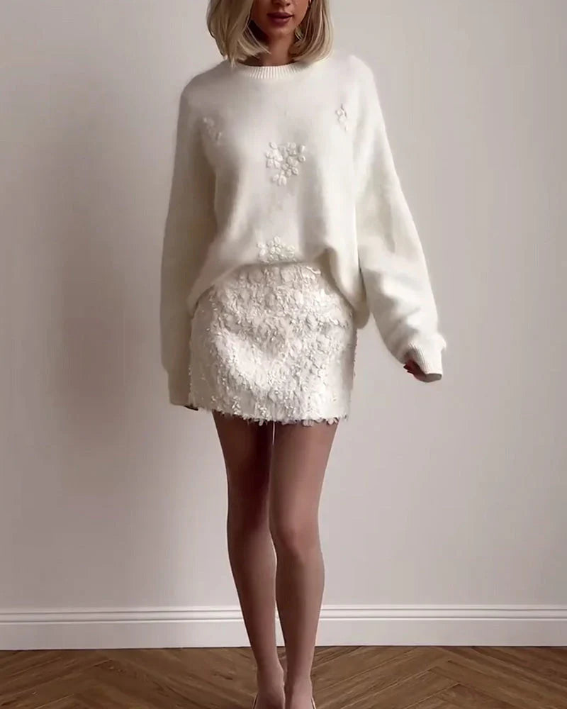 FloraLuxe - Elegant long-sleeved sweater with floral pattern