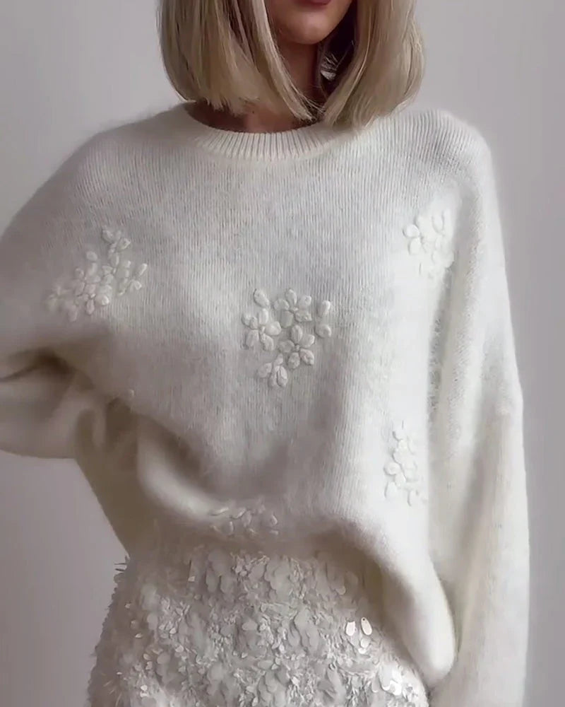 FloraLuxe - Elegant long-sleeved sweater with floral pattern