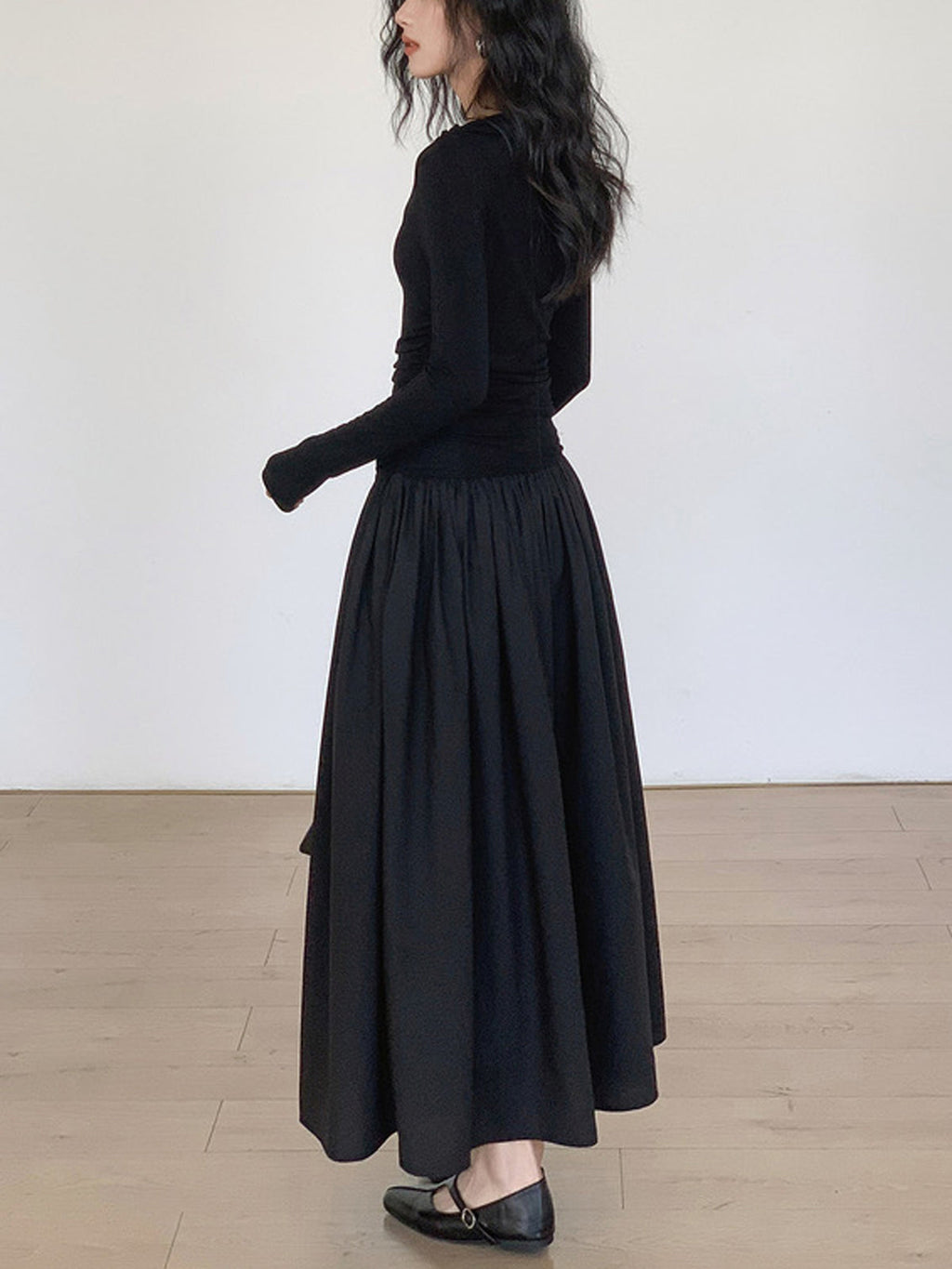 Pleated Patchwork Knit Midi Dress – Elegant Long Sleeve Style with Flattering Fit