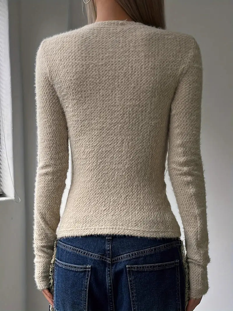 Round-neck knitted sweater with a minimalist design for women